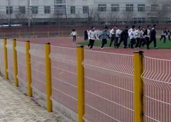 某學校操場圍網施工效果案例